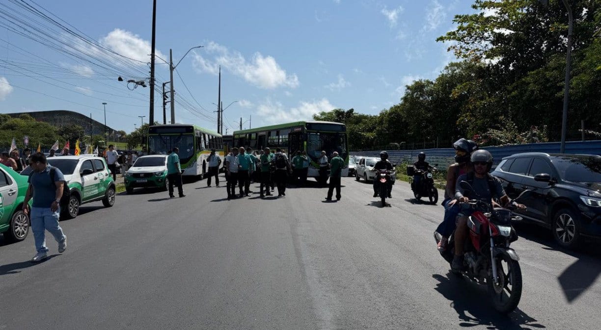 Protesto de rodoviários bloqueia Pan Nordestina após ataque a motorista em Olinda; via está sendo liberada