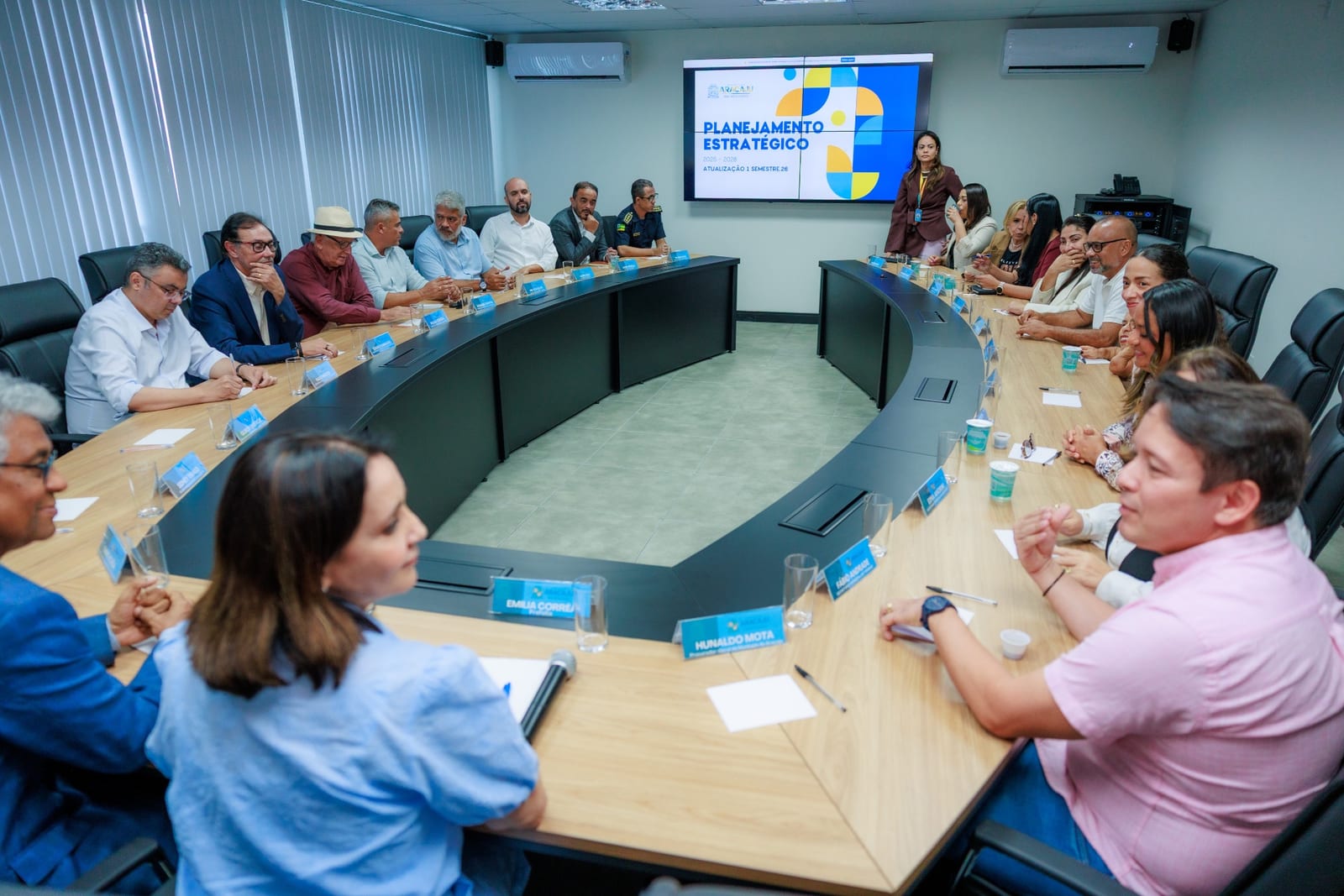 Prefeita Emília Corrêa reúne secretários para revisar Planejamento Estratégico 2025–2028