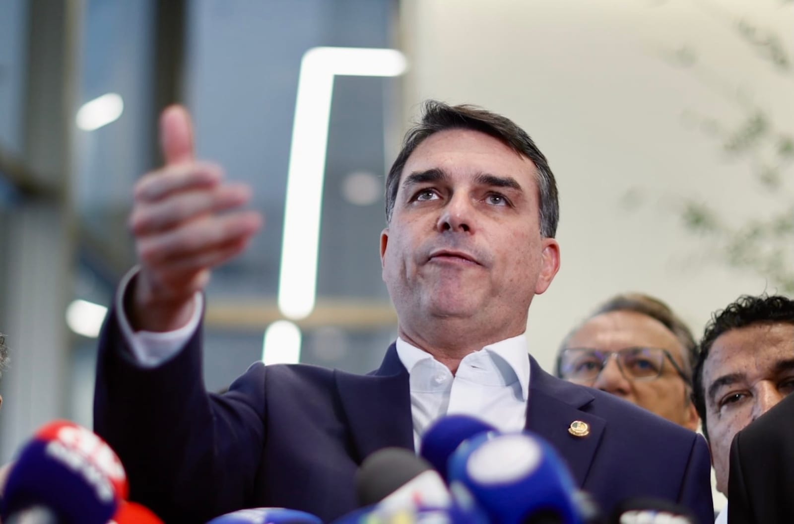 Flávio chama Moraes de “advogado de Vorcaro” e pede renúncia