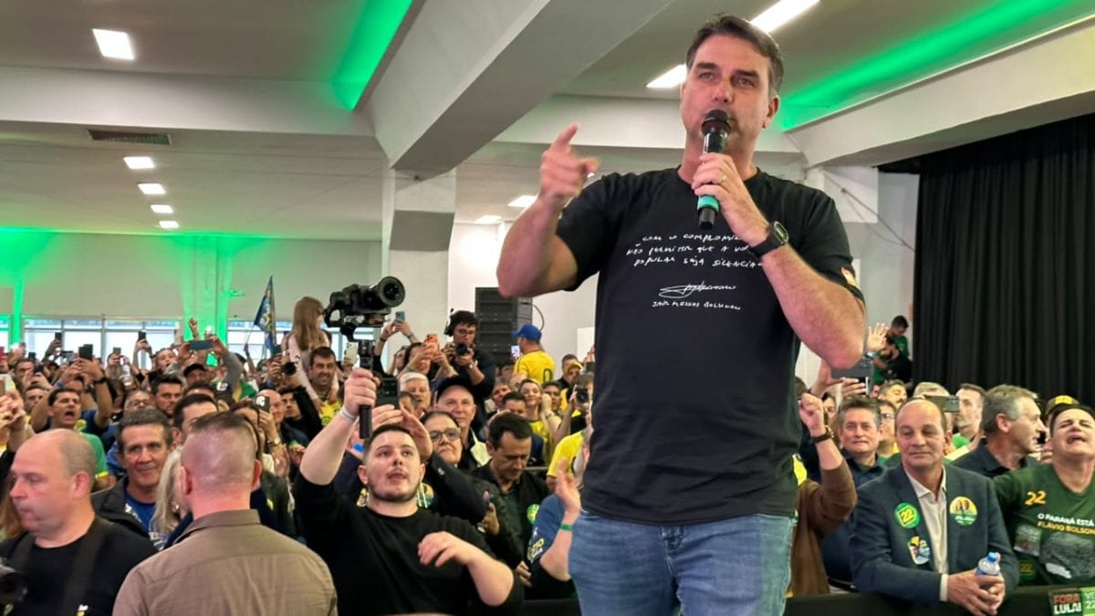 Flávio usou camiseta com trecho de carta de Jair Bolsonaro em comício em Chapecó