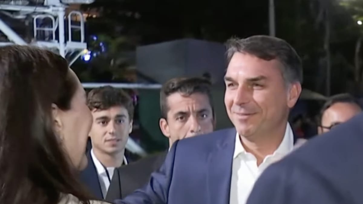 Flávio Bolsonaro chega ao debate da Band acompanhado por Tarcísio e aliados