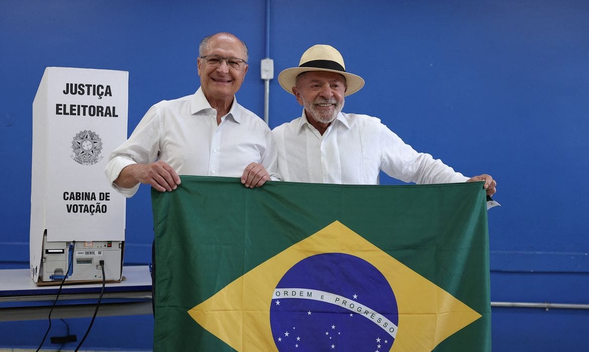Mendonça multa Flávio por impulsionar post negativo contra Lula