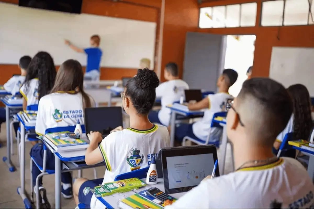 Professores jovens caem 31,1%; docentes com 60+ sobem 104,5% (2015–2025)
