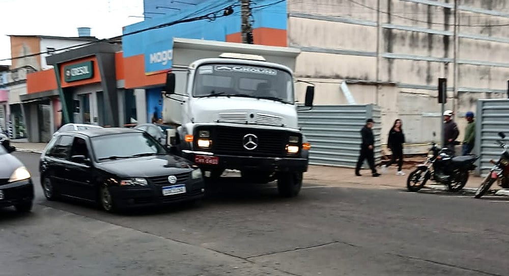 Colisão entre caminhão e Gol causa lentidão na Rua Júlio de Castilhos, em Cachoeira do Sul