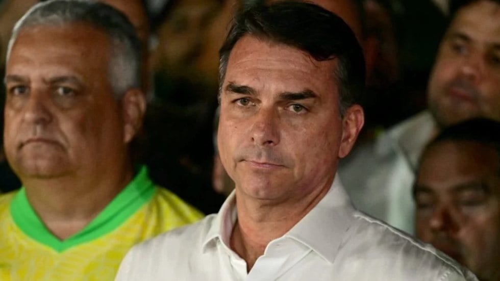 PEC do Fim da Reeleição: o que Flávio Bolsonaro planejava?