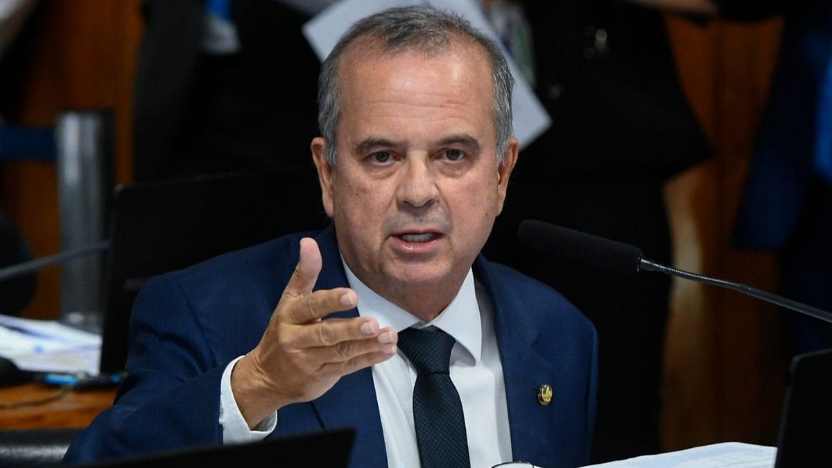 Senador Rogério Marinho é atingido por ovo em ato em Natal