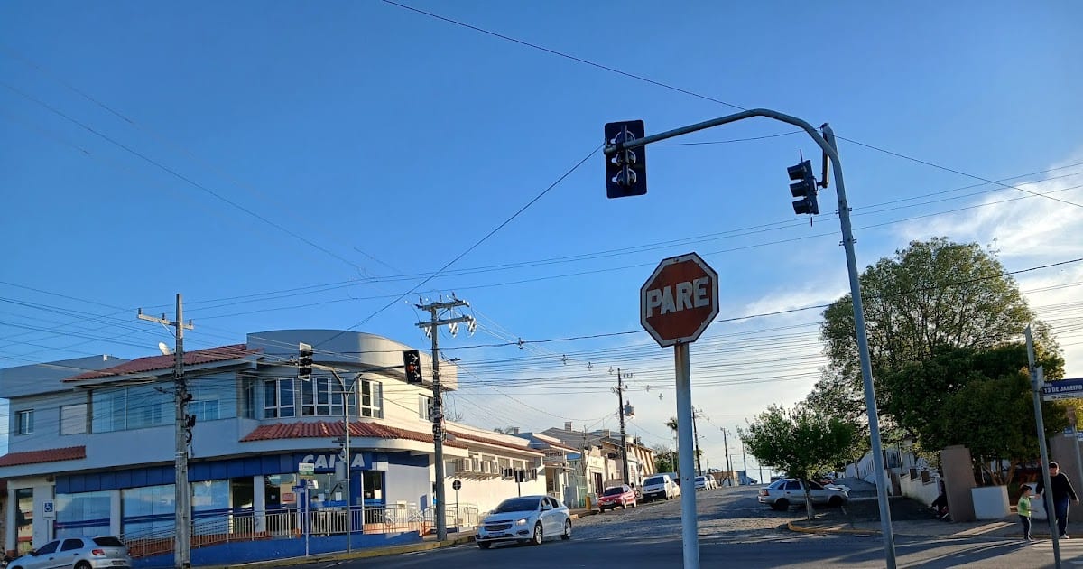 Novo semáforo na Rua 13 de Janeiro funciona em modo piscante
