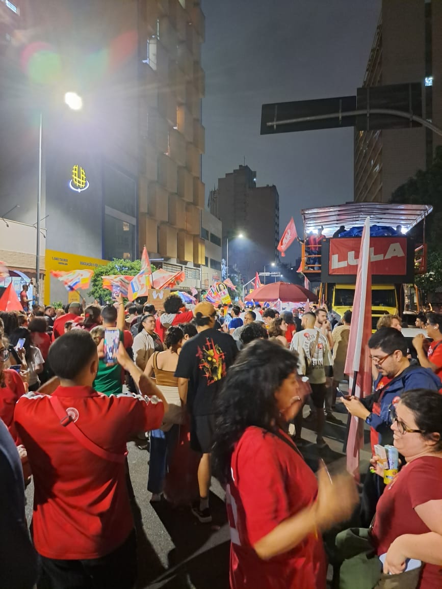 Apoiadores de Lula se reúnem em celebração na Avenida Francisco Glicério