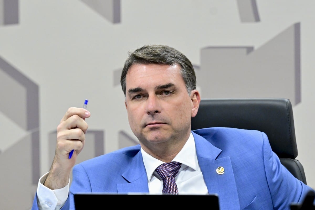 Flávio Bolsonaro tentou desobrigar agricultor de manter reserva legal na fazenda