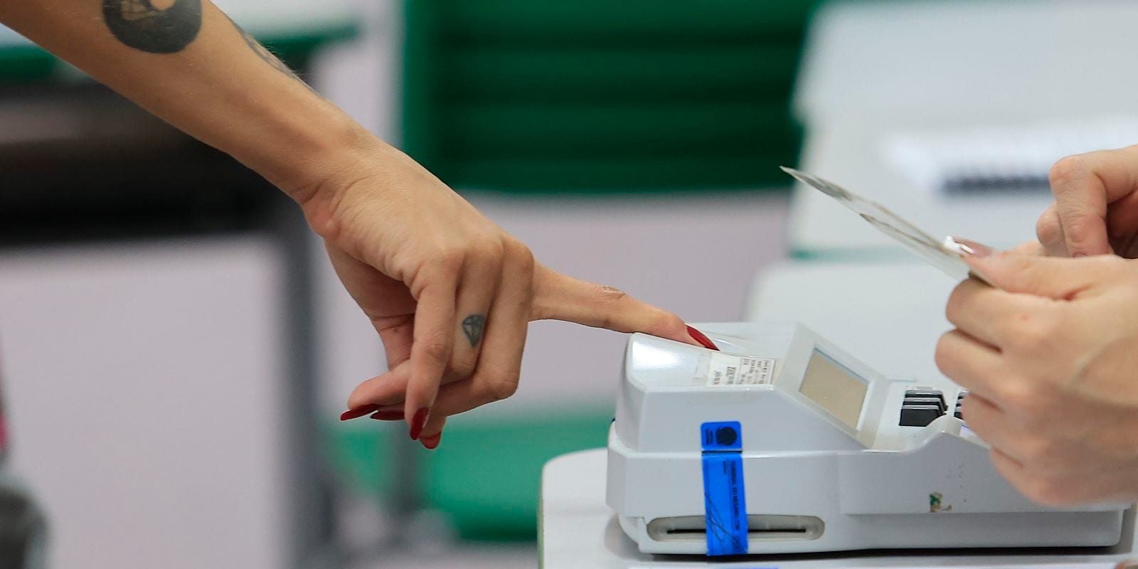 Eleitores vão cedo aos locais de votação no Rio, mesmo com chuva