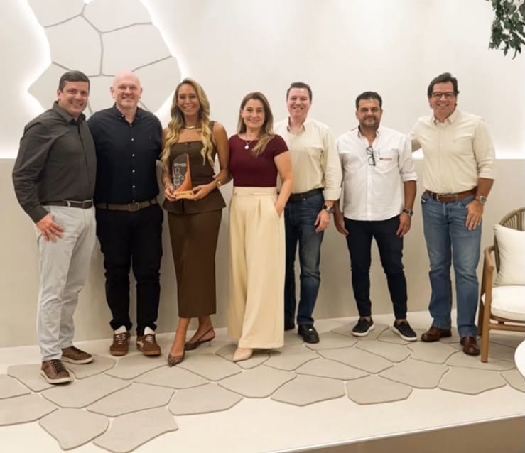 Arquiteta Renisa Raso é premiada entre os 20 destaques do ano pela Villagres durante evento com participação da diretori