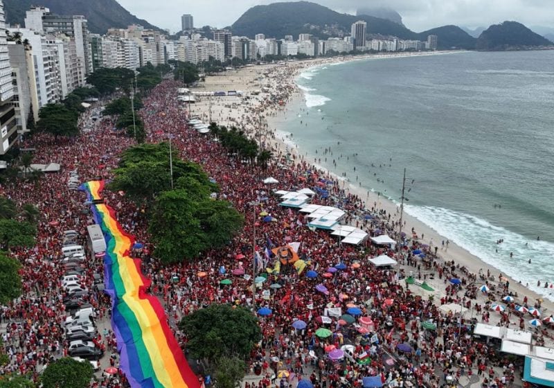 Copacabana fica lotada em apoio a Lula no feriado; BA e CE também tiveram manifestações; vídeo