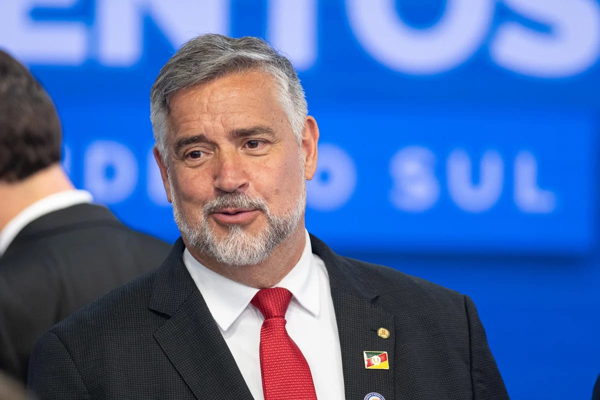 Líder do governo Lula propõe frente ampla contra ofensiva de Flávio nos EUA