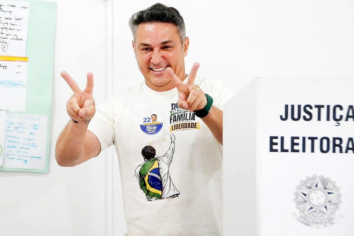 Zucco vota em Porto Alegre e vai a Brasília acompanhar apuração ao lado de Flávio Bolsonaro