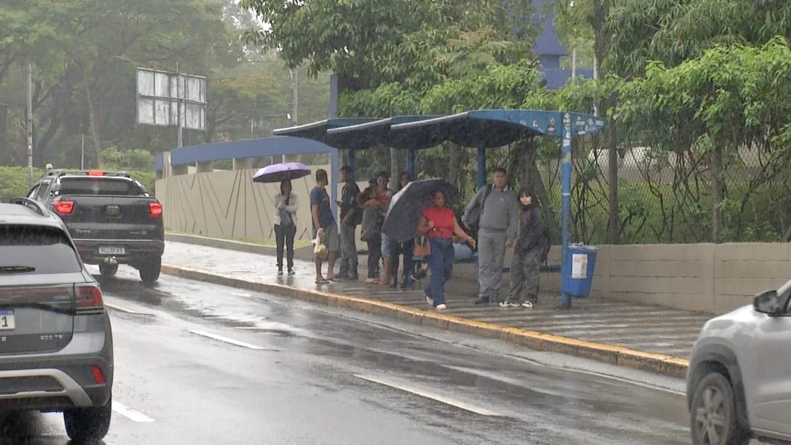 Eleitores relatam espera de até 1 hora por ônibus no 2º turno em Mogi das Cruzes