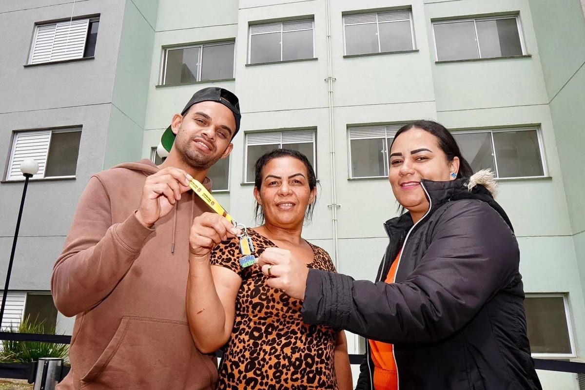 Prefeitura de SP entrega 298 apartamentos e 204 escrituras na Zona Leste