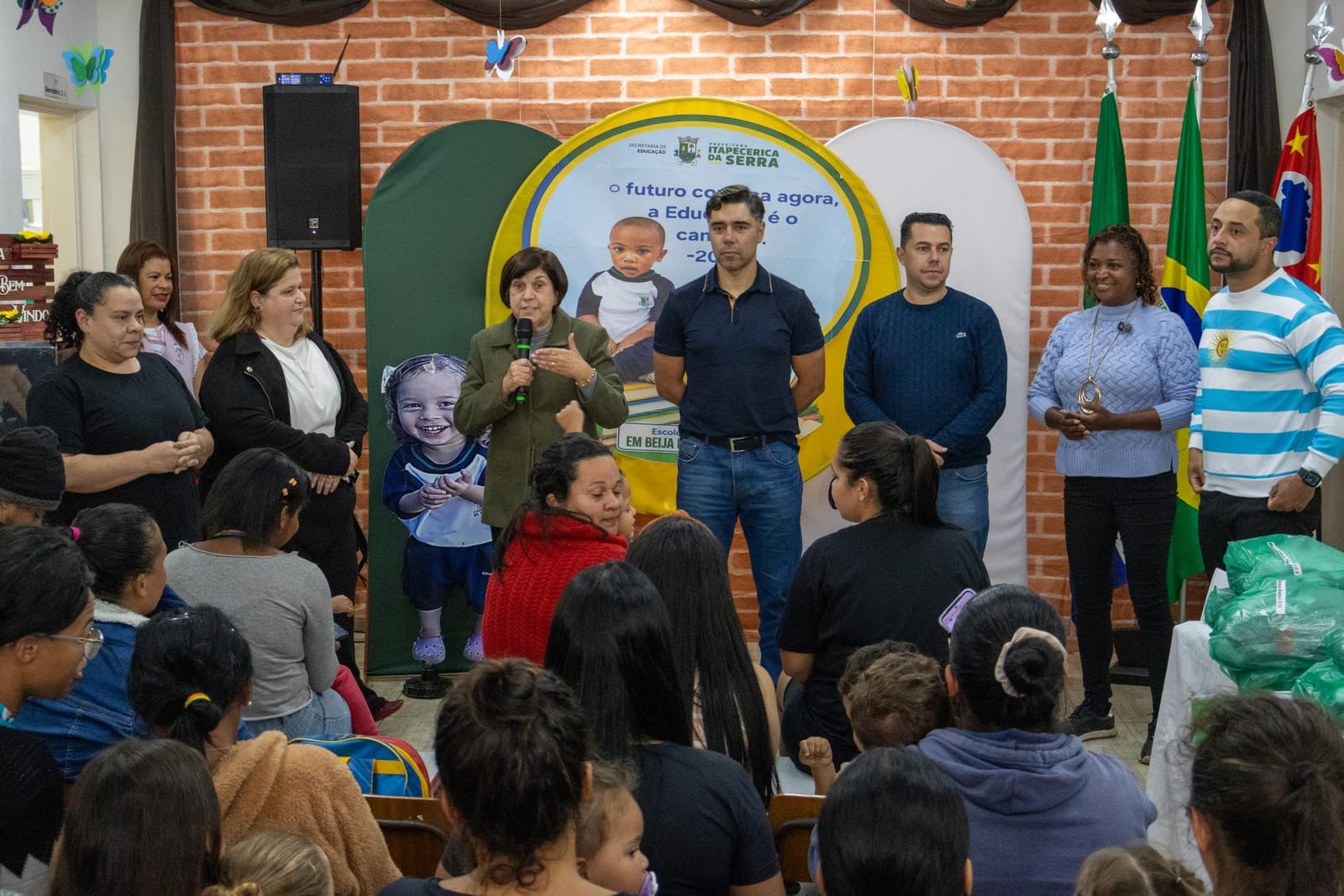 Itapecerica da Serra inicia entrega de uniformes a alunos da rede municipal