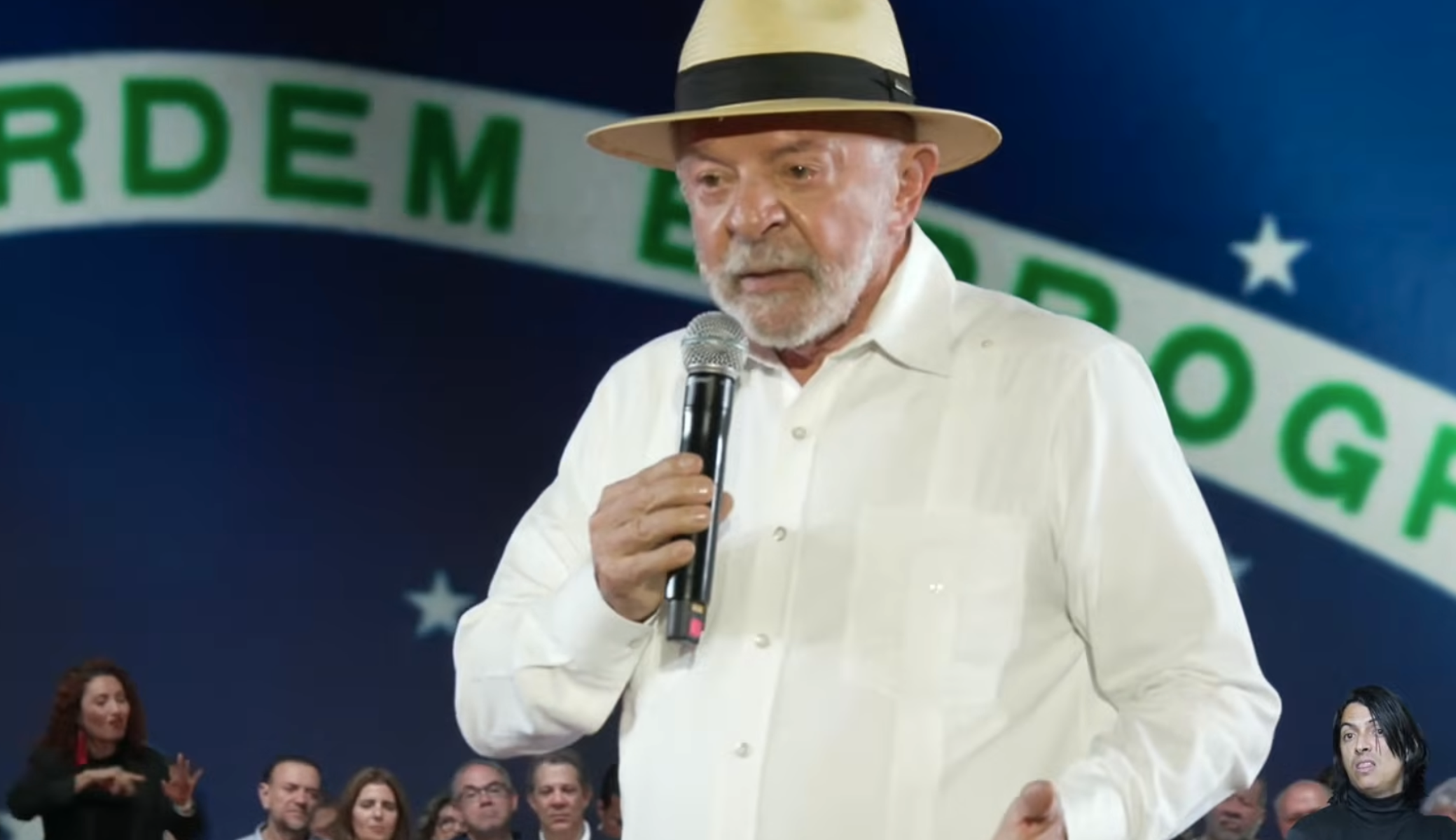 Lula anuncia candidatura à reeleição e compara com Copa do Mundo
