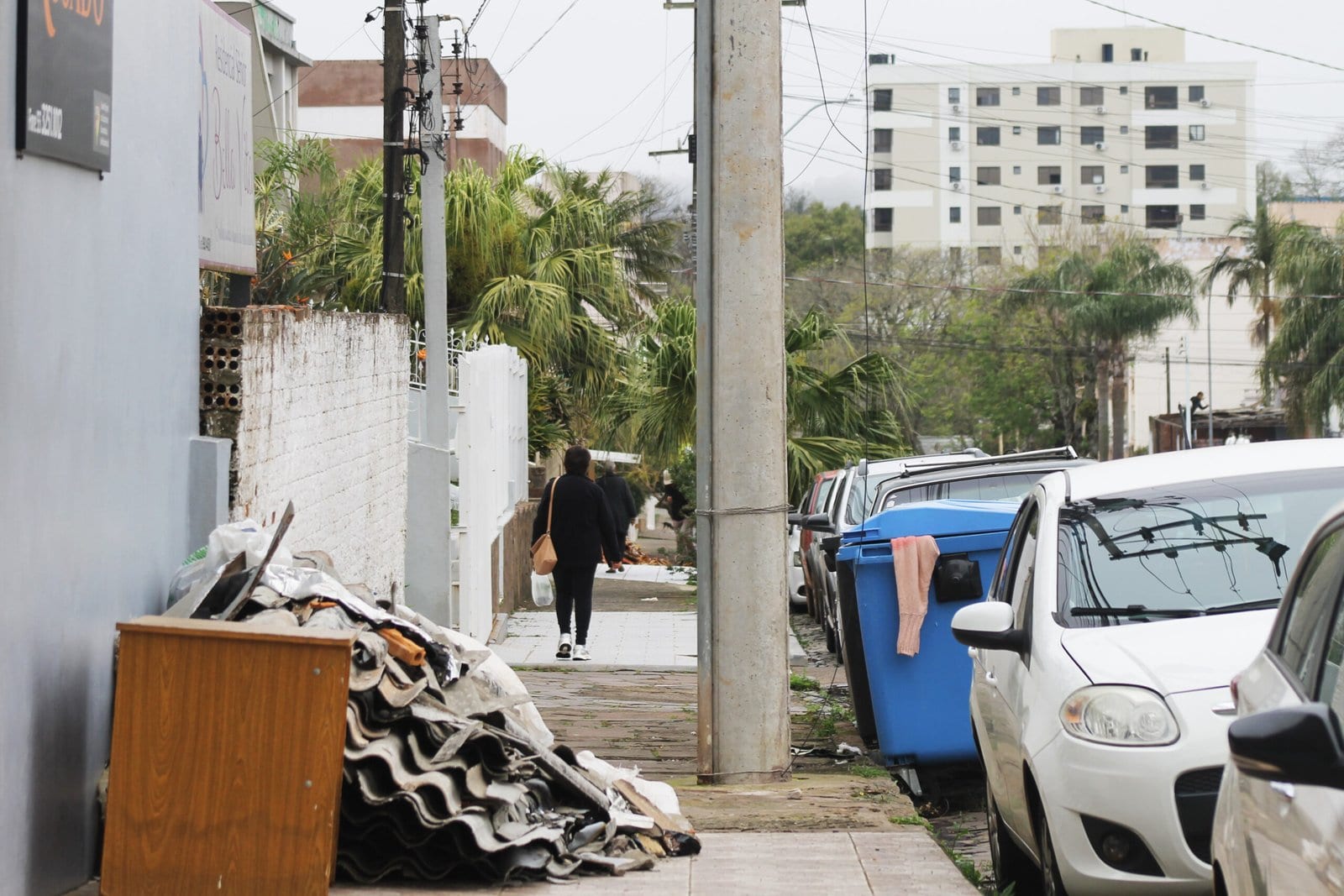 Equipes da prefeitura de Santiago vão recolher telhas antigas e móveis danificados
