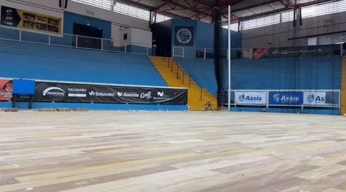 Câmara de Assis cobra reparos no telhado do Ginásio Jairão para proteger piso de R$ 500 mil