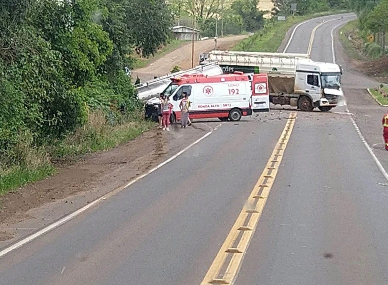COLISÃO ENTRE TRÊS CAMINHÕES DEIXA FERIDOS NA ERS-404, EM RONDINHA