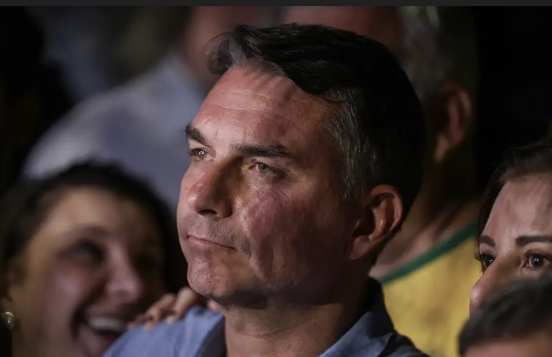 Flávio é multado