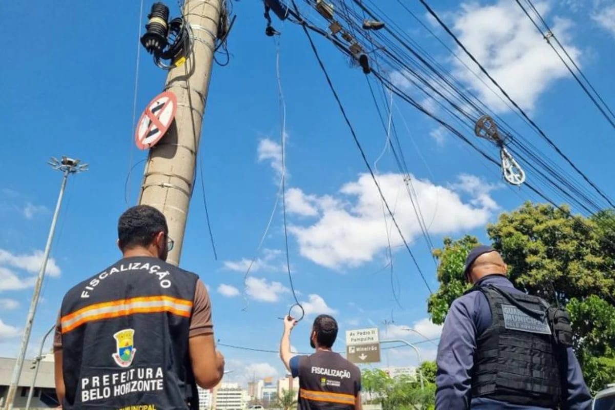 Mutirão retira fios soltos em três vias de Belo Horizonte nesta segunda-feira