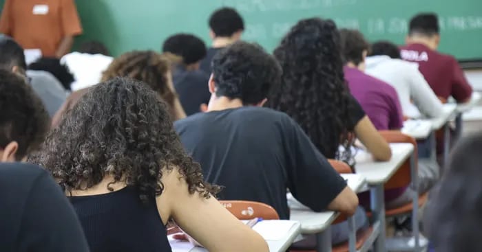 Mais de 100 mil candidatos fazem a primeira fase da Fuvest neste domingo; veja horários e regras da prova