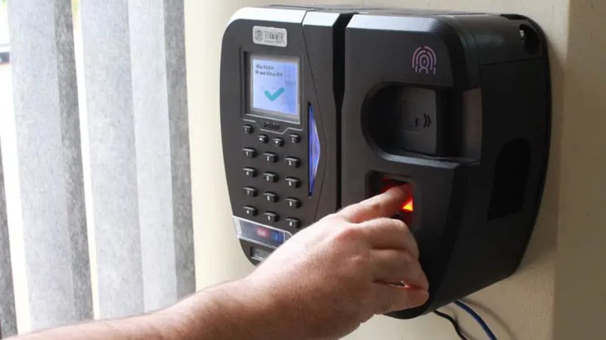 Funcionário esquece de bater o ponto na saída e encontra horário lançado pelo RH no dia seguinte; veja quando a correção
