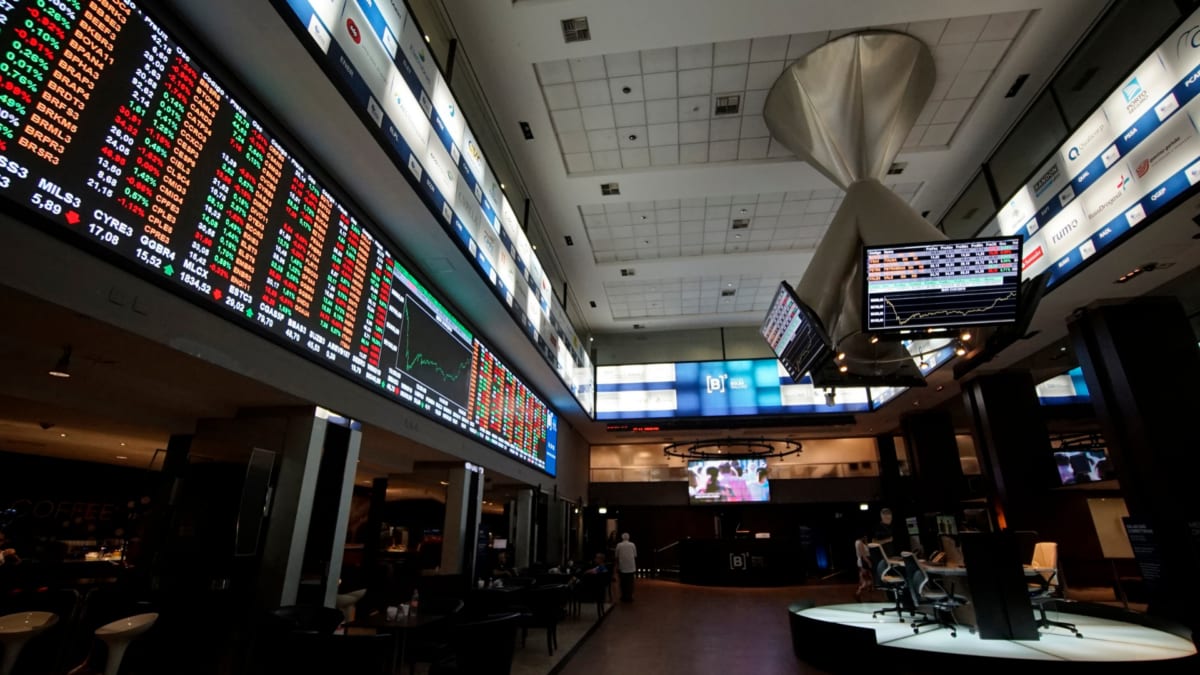 Ibovespa Fecha em Alta e Dólar Cai À Espera de Desfecho da Eleição