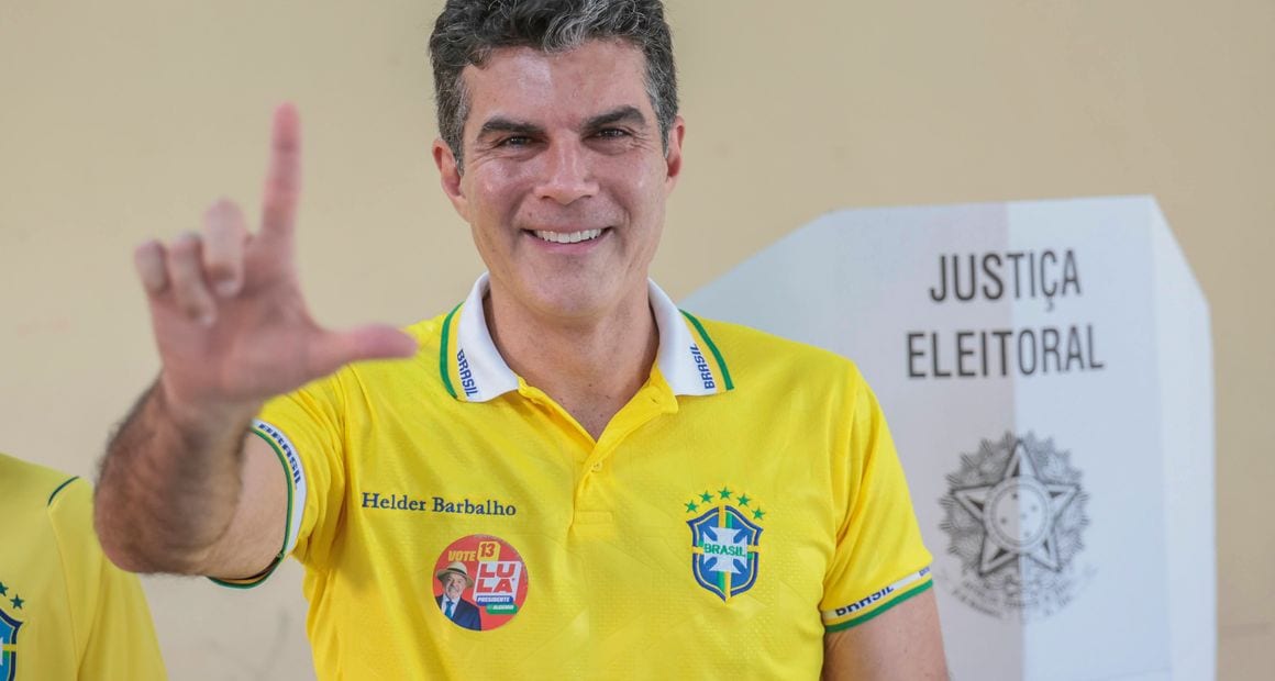 Helder Barbalho vota em Ananindeua e reafirma compromisso com a democracia e o Pará