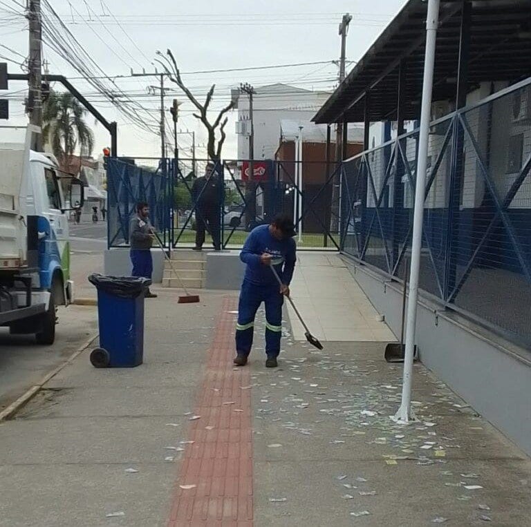 Tubarão faz limpeza no entorno de escolas e retira santinhos eleitorais