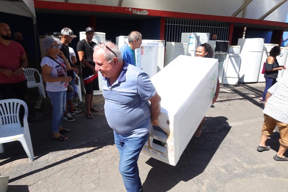 Mauá entrega 214 geladeiras novas em ação com a Enel