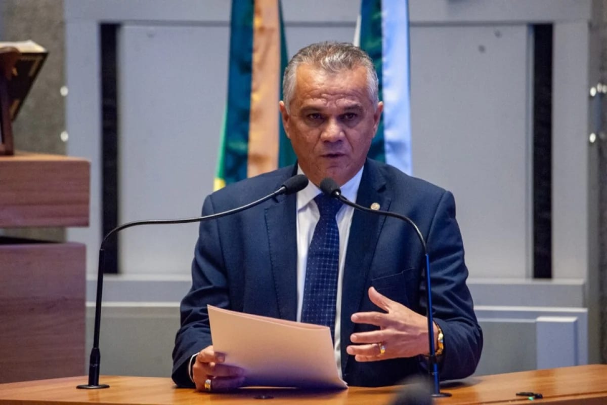 Deputado do PP apoia fuga de Flávio Bolsonaro: "Fez certo, se não ia preso"