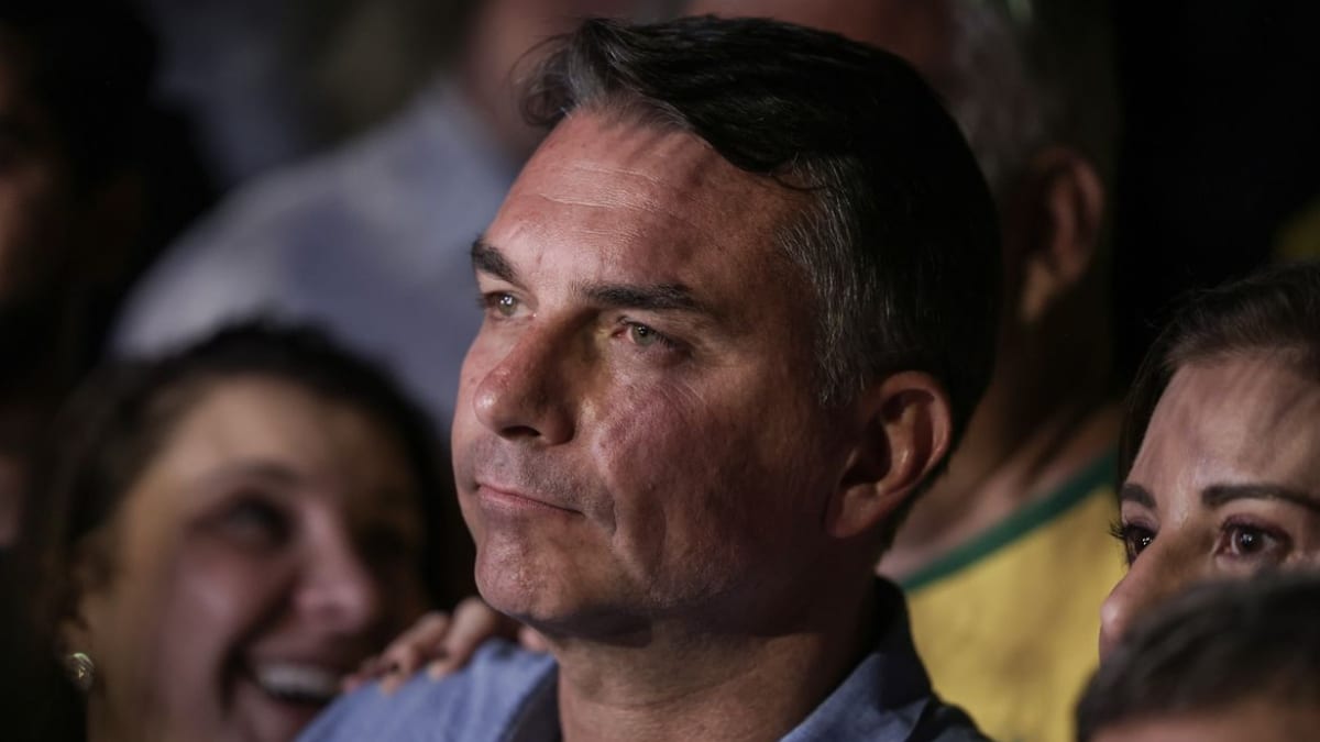 Flávio Bolsonaro fugiu? Polícia Federal investiga suposta fuga do senador para a Argentina com destino aos Estados Unido
