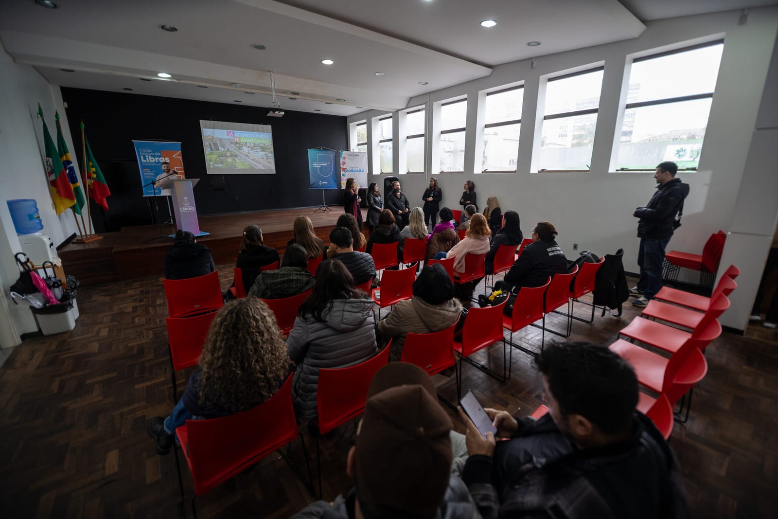 Canoas oferece Curso de Libras Básico — Nível 2 para servidores