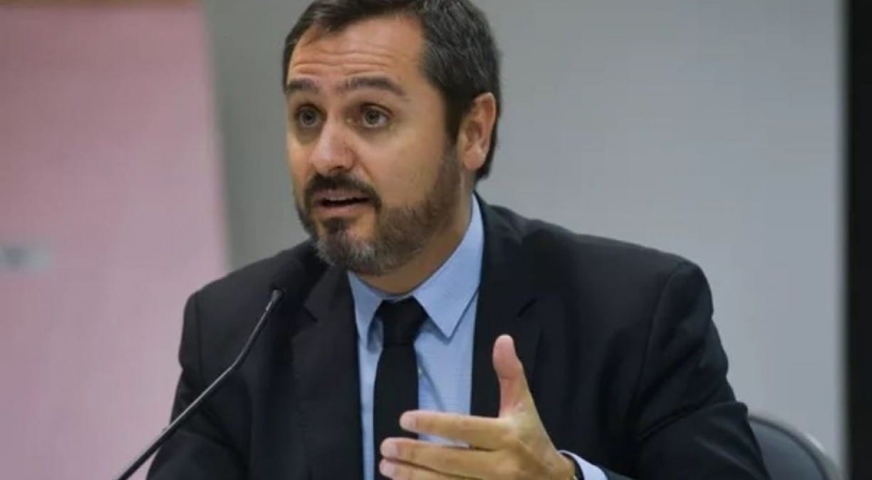Flávio Bolsonaro pede para Justiça Eleitoral investigar diretor da PF por beneficiar Lula