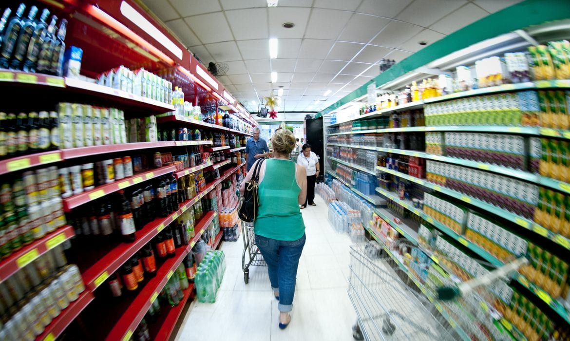 Proibição das bets faz consumo de alimentos crescer 6,5% nos supermercados