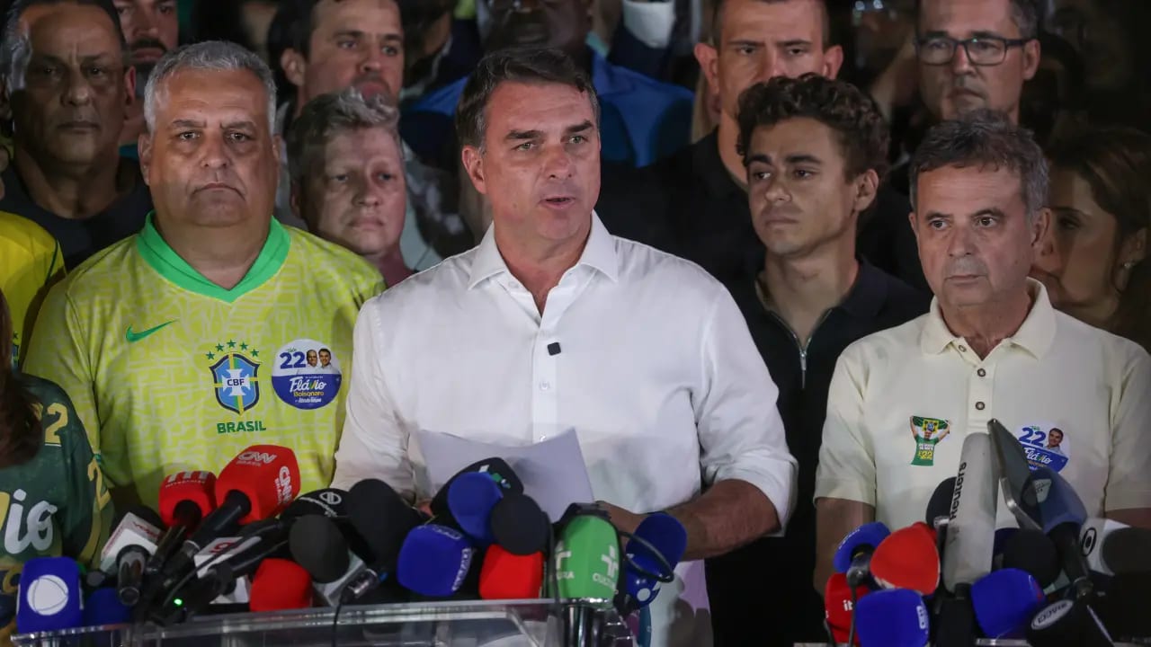 PF diz que Flávio Bolsonaro descumpriu ordem para entregar passaportes estrangeiros
