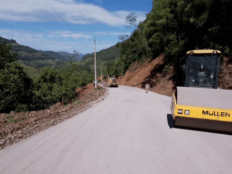 Obras de asfaltamento de trecho da FR-04, em Caravagetto, seguem avançando em Farroupilha