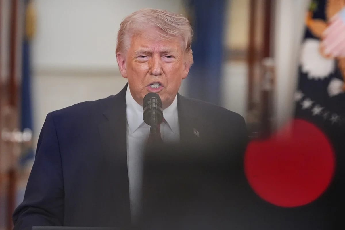 Trump conduz juramento em comício e pede voto para 3 de novembro