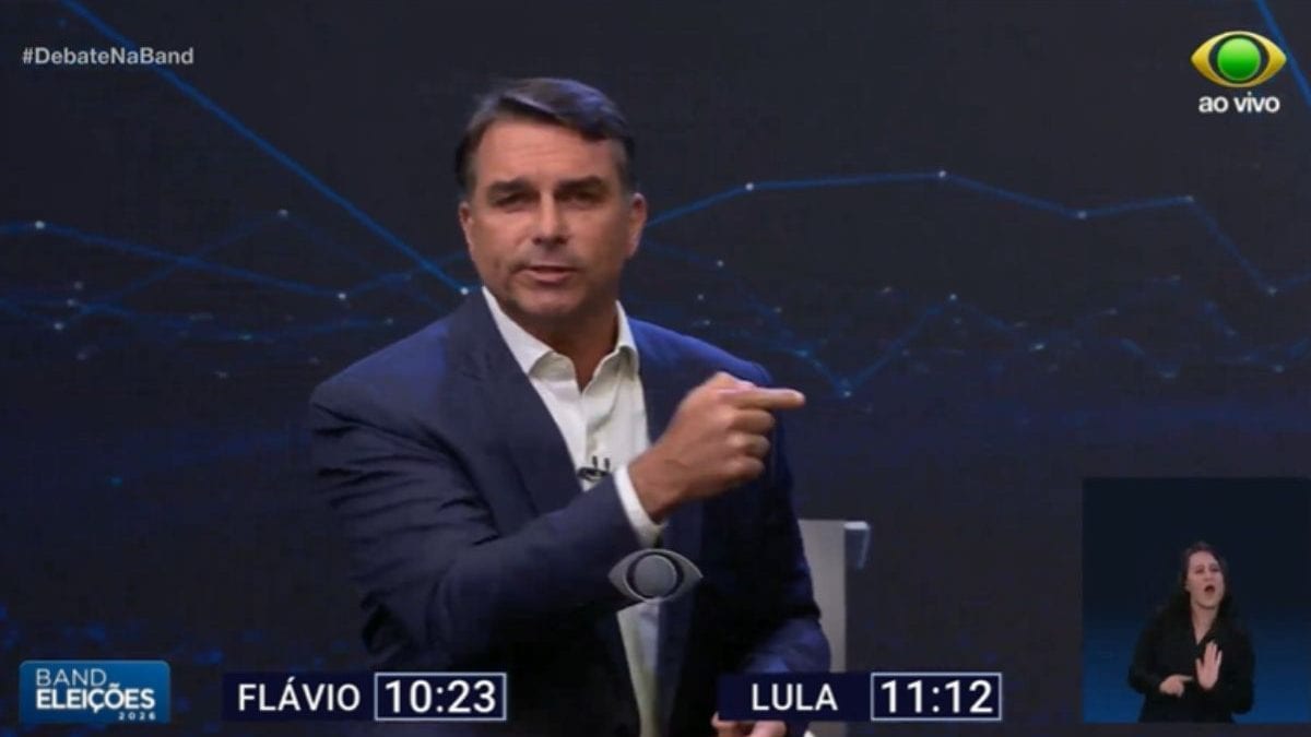 Flávio promete comprar dívidas e suspender cobranças por seis meses