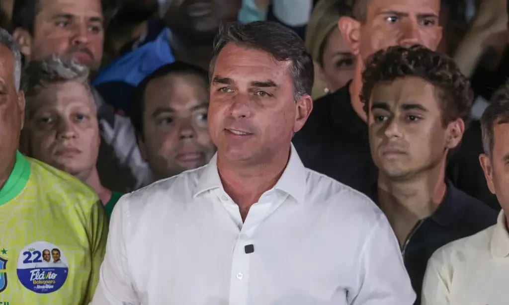 Avião que levaria Flávio Bolsonaro e família parte do Equador em direção a Miami