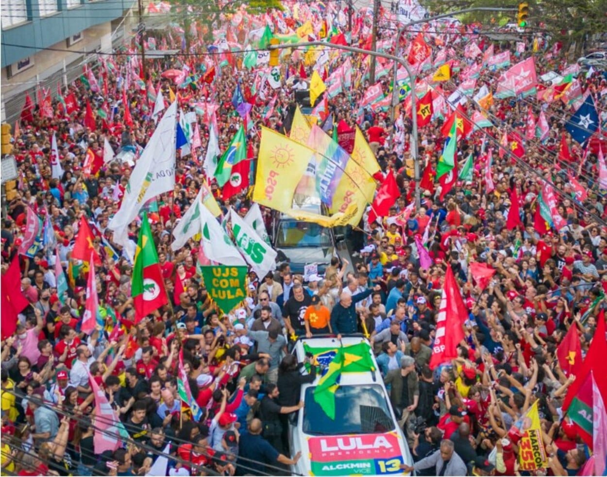 Multidão ocupa centro de Porto Alegre em ato pró-Lula