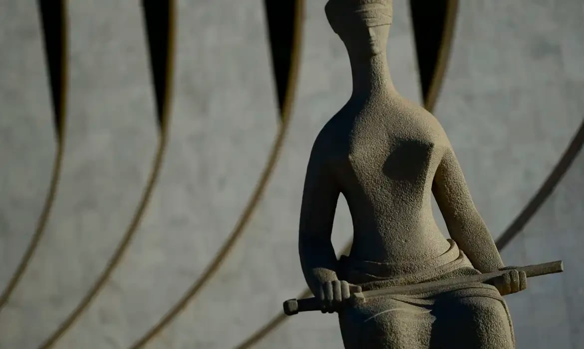Homem é retirado do STF após tentar entrar dizendo ser "imperador"