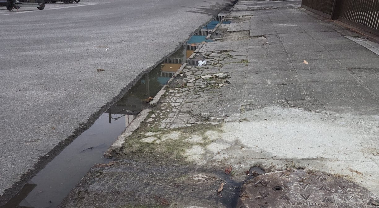 Esgoto extravasa em frente ao Condomínio Olímpos, em Boa Viagem