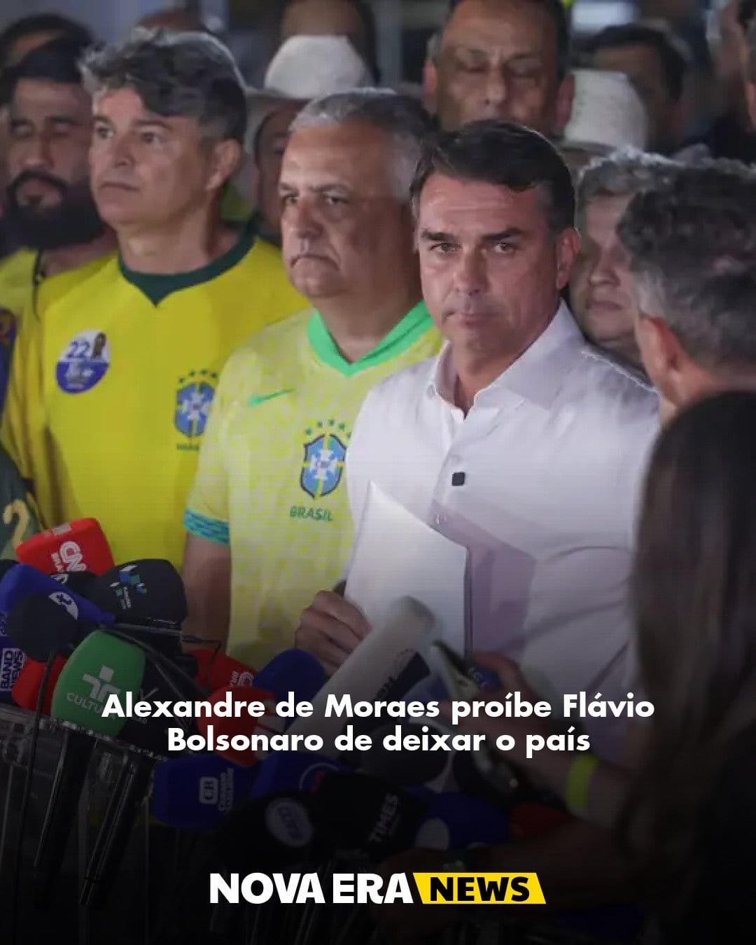 Alexandre de Moraes proíbe Flávio Bolsonaro de deixar o país
