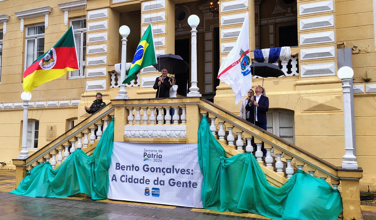 Sob chuva, Bento Gonçalves abre oficialmente a Semana da Pátria 2026