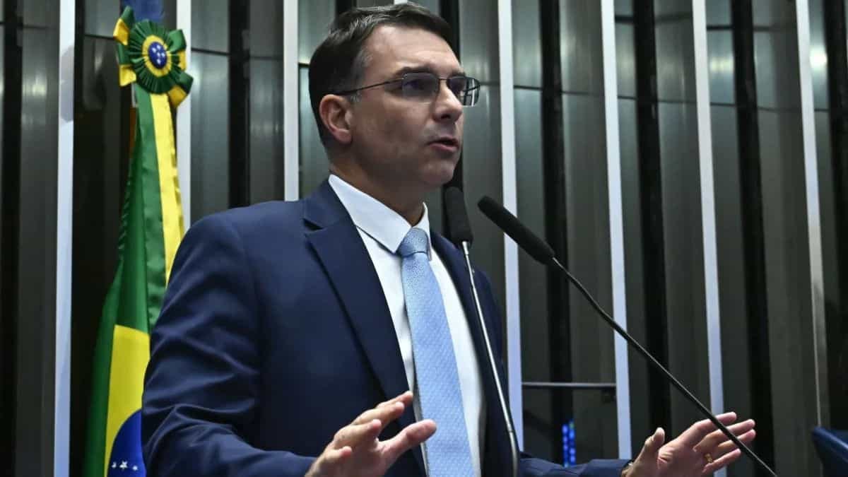Empresa para a qual Flávio Bolsonaro emitiu R$ 1 milhão em notas é dissolvida