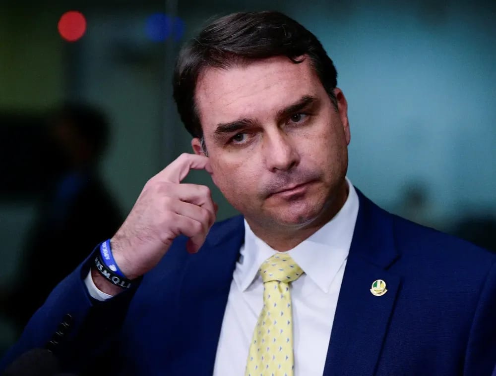 Flávio Bolsonaro foge para os EUA, diz portal; avião está no ar